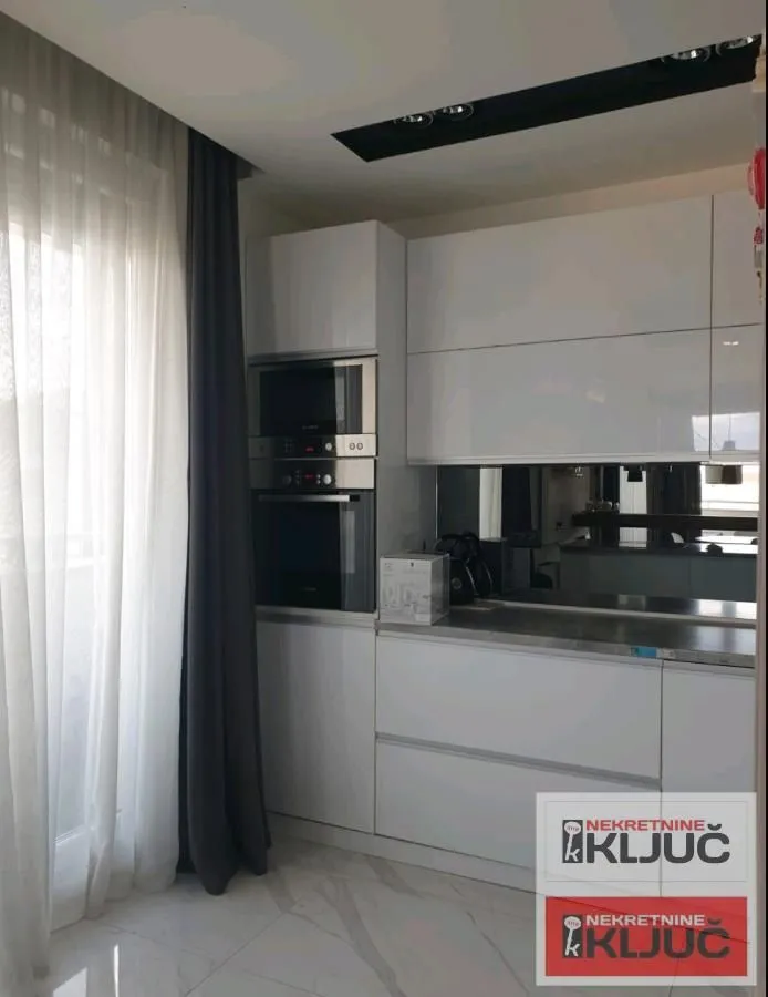 Izdavanje, trosoban stan, 136m², Sajmište, Novi Sad