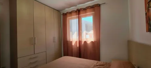 Namještena spavaća soba sa velikim garderoberom i bračnim krevetom. - image 10
