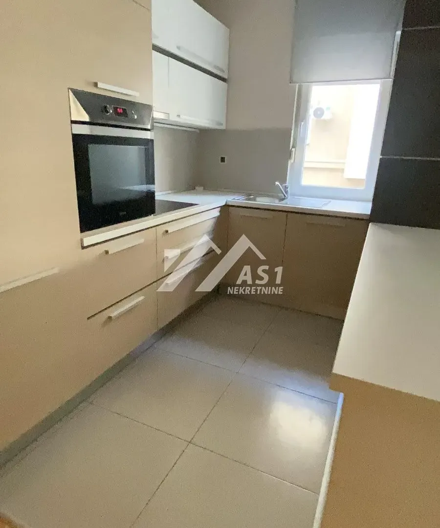 Izdavanje, četvorosoban stan, 100m², Centar, Novi Sad