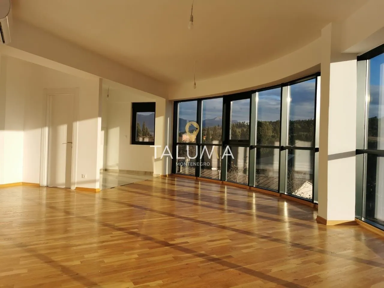 Izdavanje, trosoban stan, 117m², Momišići, Podgorica