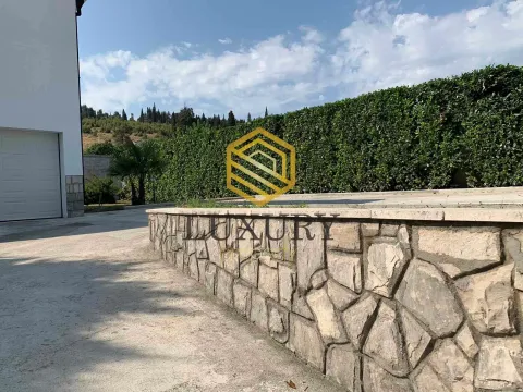 Izdavanje, kuća, 406m², Pod Goricom, Podgorica - image 2