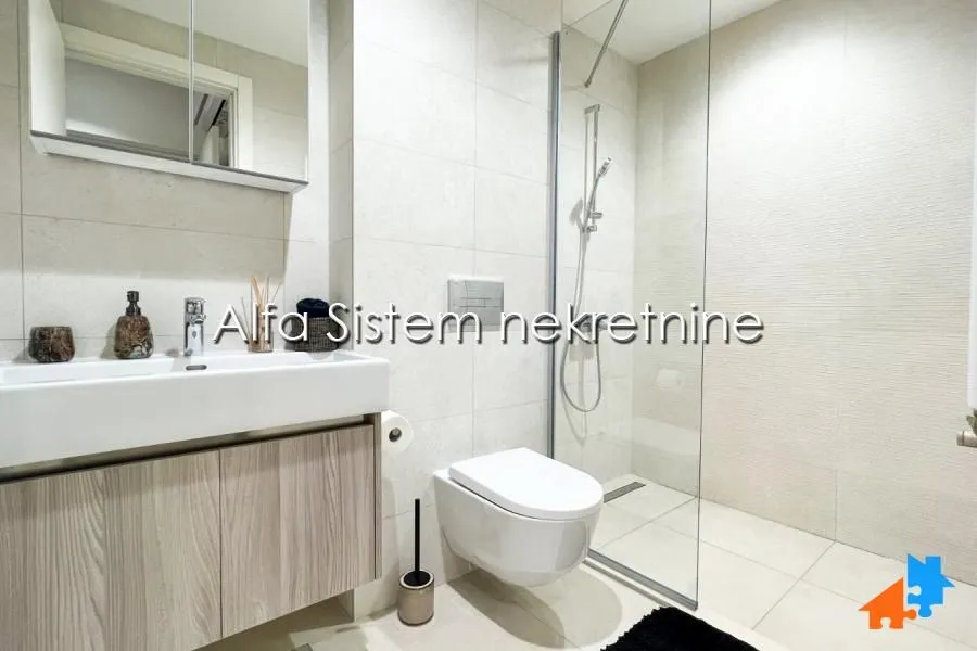 Izdavanje, trosoban stan, 88m², Savski Venac, Beograd