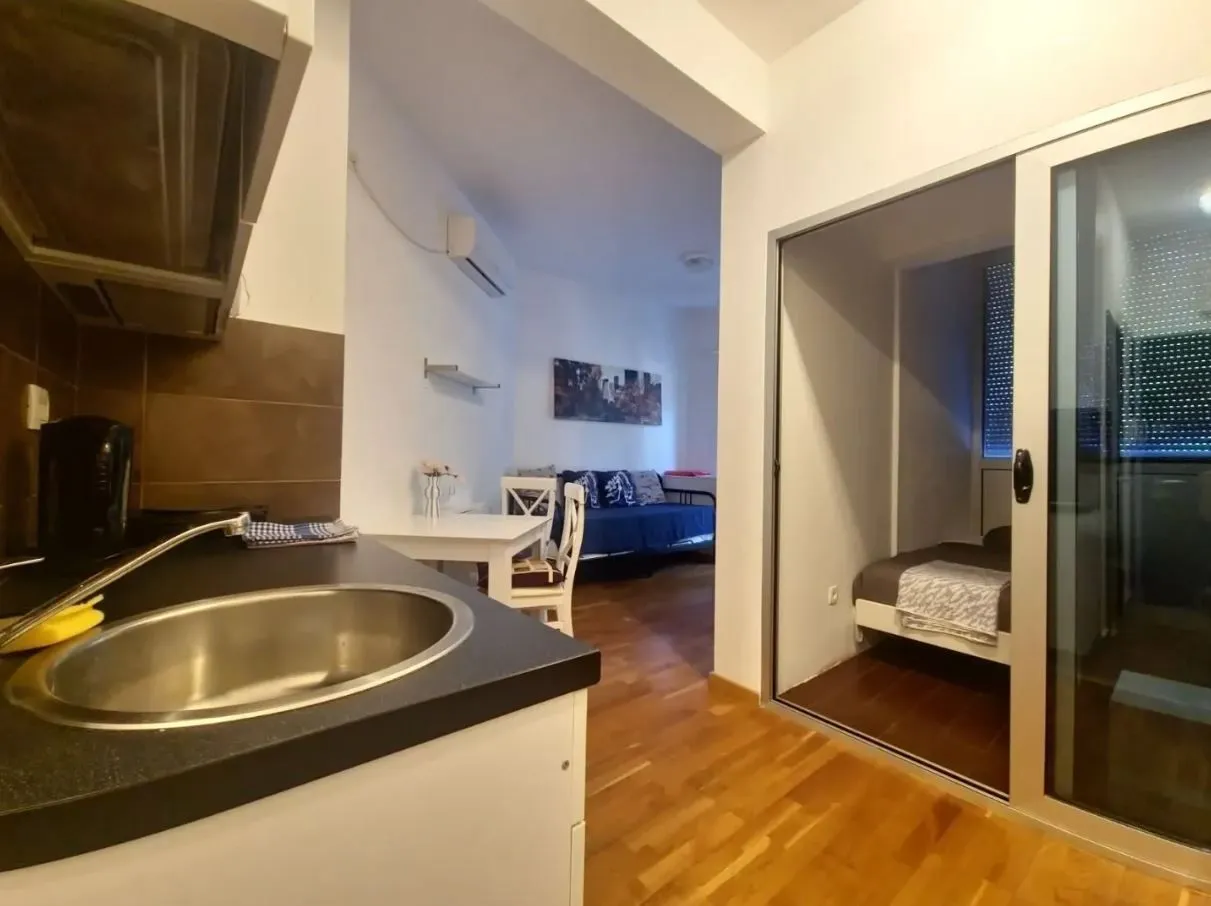 Pogled iz kuhinje prema dnevnom boravku i sobi.