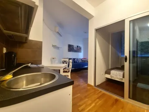 Pogled iz kuhinje prema dnevnom boravku i sobi. - image 4