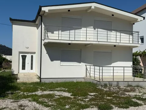 Rent, house, 200m², Polje, Bar - image 1