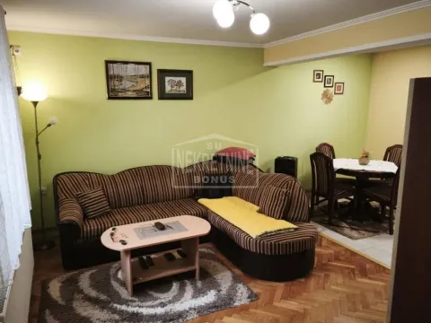 Dnevna soba sa ugaonom garniturom, klub stočićem i trpezarijskim delom u pozadini. - image 8