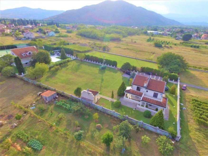 Prodaja, kuća, 320m², Tološi, Podgorica