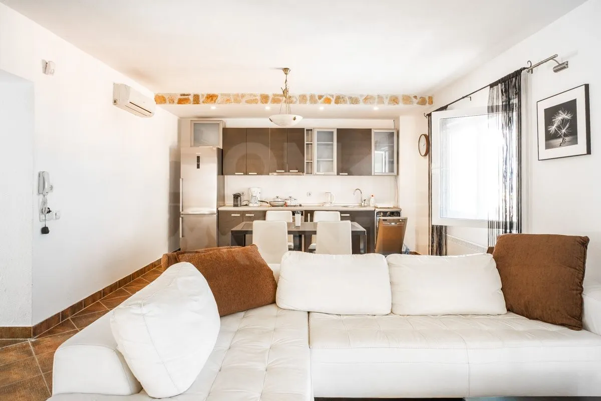 Izdavanje, trosoban stan, 84m², Stari Grad Kotor, Kotor