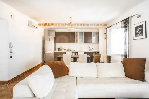 Izdavanje, trosoban stan, 84m², Stari Grad Kotor, Kotor - image 8
