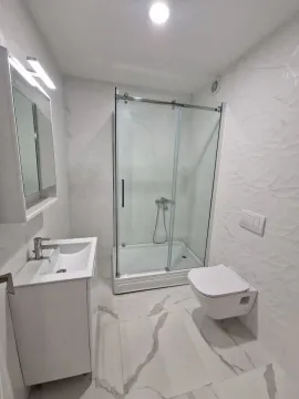 Moderne kupatilo sa tuš kabinom, umivaonikom i ugradnom wc šoljom. - image 8