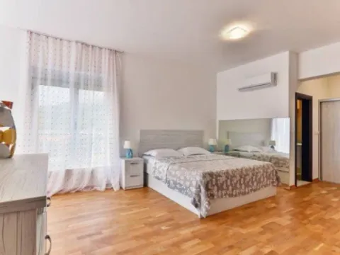 Sale, two bedroom apartment, 90m², Bečići, Budva - image 2