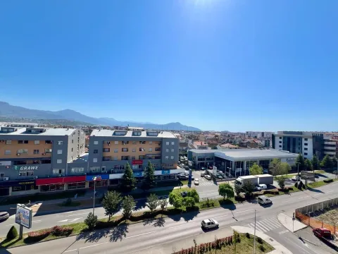 Pogled sa terase na okolne zgrade, ulicu i planine u daljini. - image 15