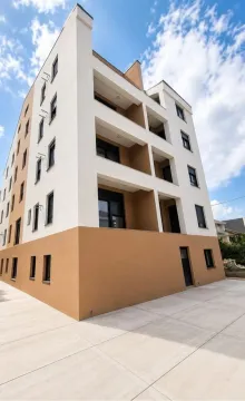 Pogled na spoljašnjost moderne stambene zgrade sa terasama. - image 3