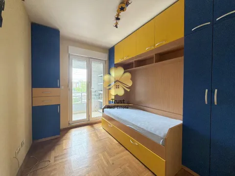 Children's bedroom with a bed and built-in wardrobes. - image 7