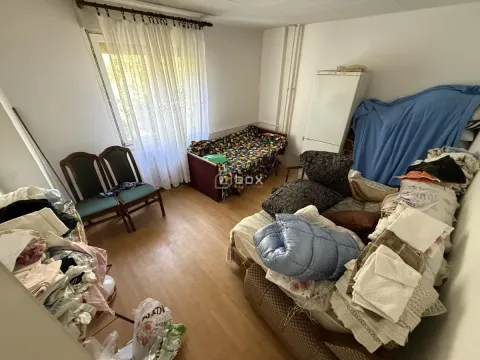 Nenameštena prostorija sa krevetima, nameštajem i prozorom. - image 8