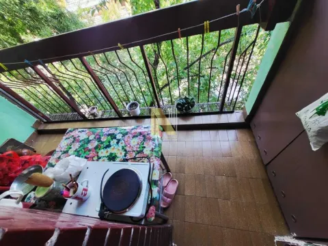 Neuredan balkon sa rešo aparatom i predmetima. - image 13