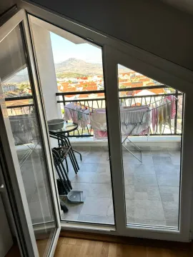 Pogled kroz balkonska vrata na terasu sa sušilicom za veš. - image 7