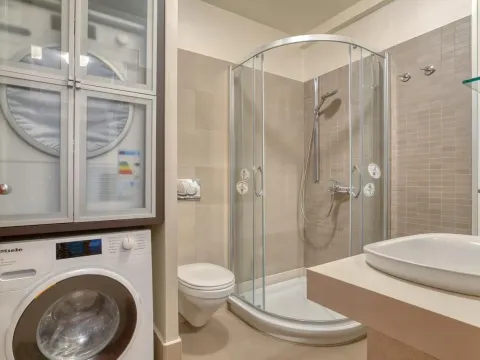 Izdavanje, dvosoban stan, 90m², Centar, Podgorica - image 13