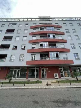 Vanjski izgled višespratne stambene zgrade sa crvenim balkonima. - image 9