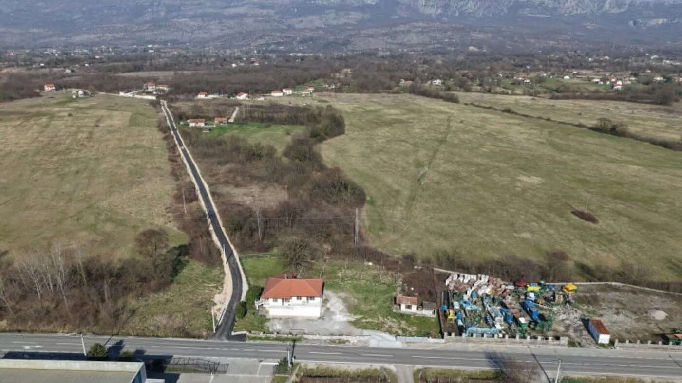 Pogled iz vazduha na imanje i kuću u prirodnom okruženju.