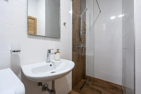 Moderne kupatilo sa umivaonikom, ogledalom i tuš kabinom. - image 6