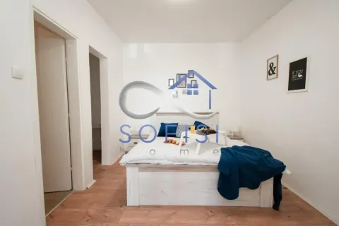 Furnished bedroom with a double bed. - image 5