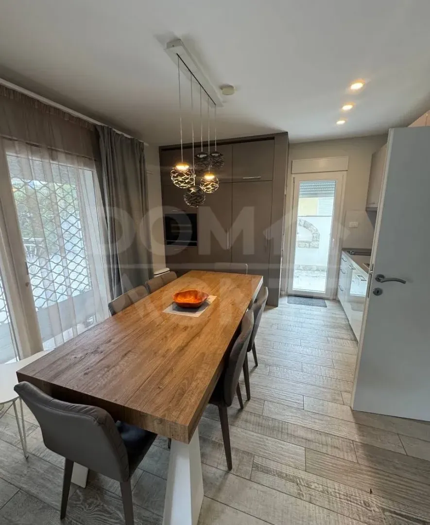 Izdavanje, dvosoban stan, 75m², Centar, Tivat
