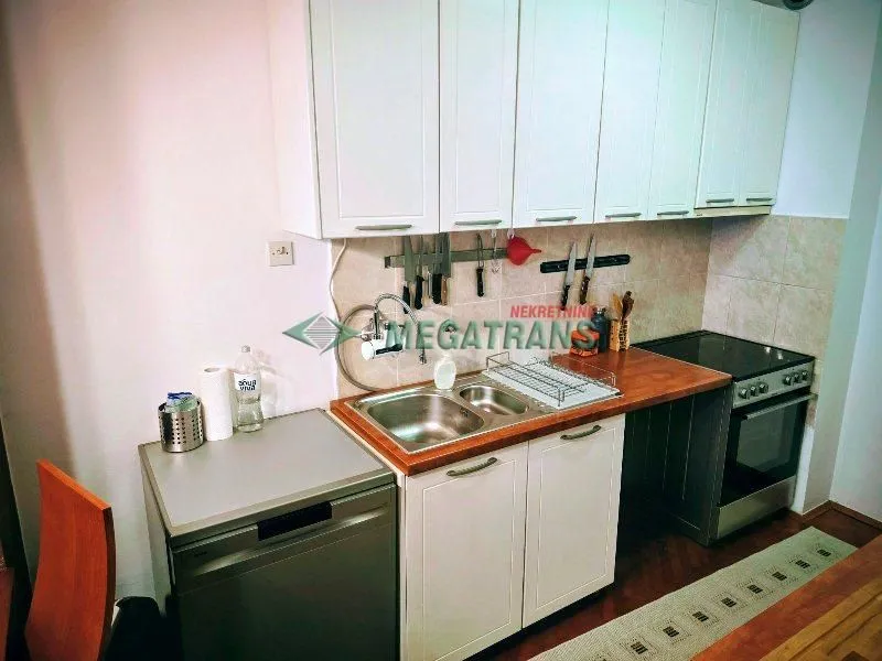Izdavanje, trosoban stan, 80m², Adamovićevo Naselje, Novi Sad Sve Podlokacije