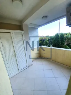 Natkrivena terasa sa popločanim podom i ugradnim ormarom. - image 6