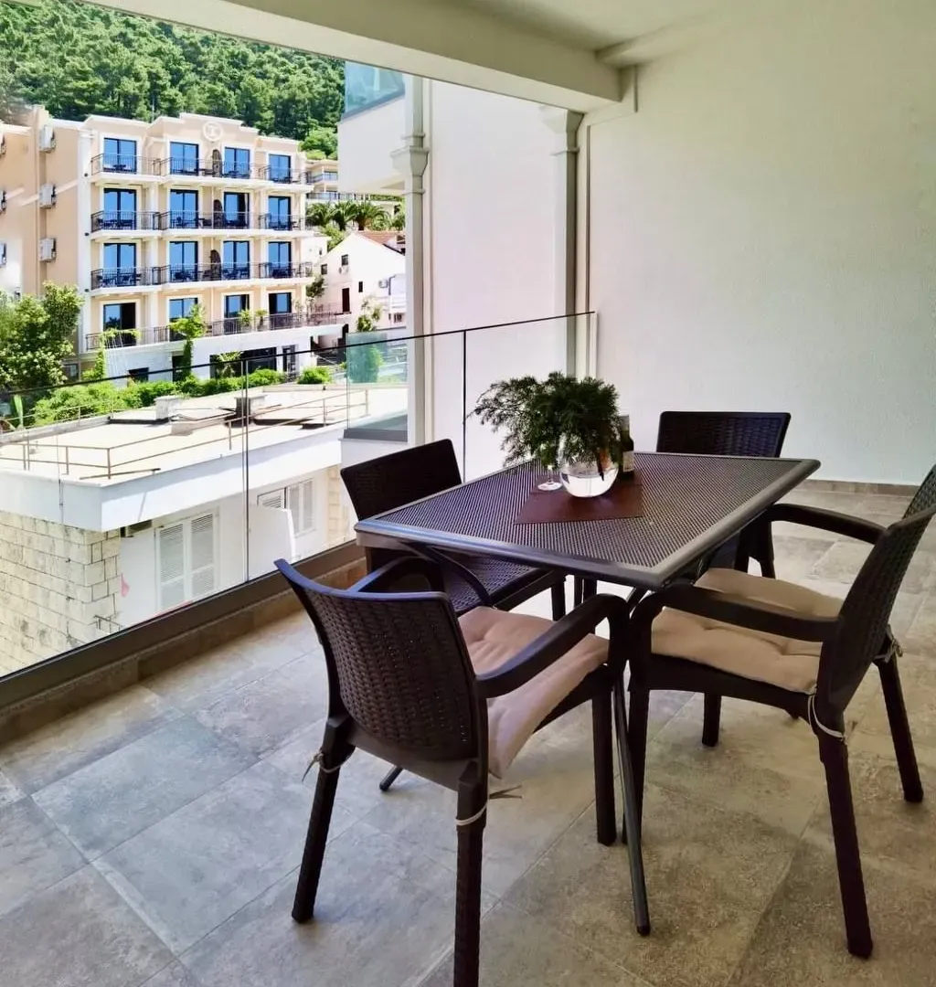 Izdavanje, jednosoban stan, 53m², Centar, Budva