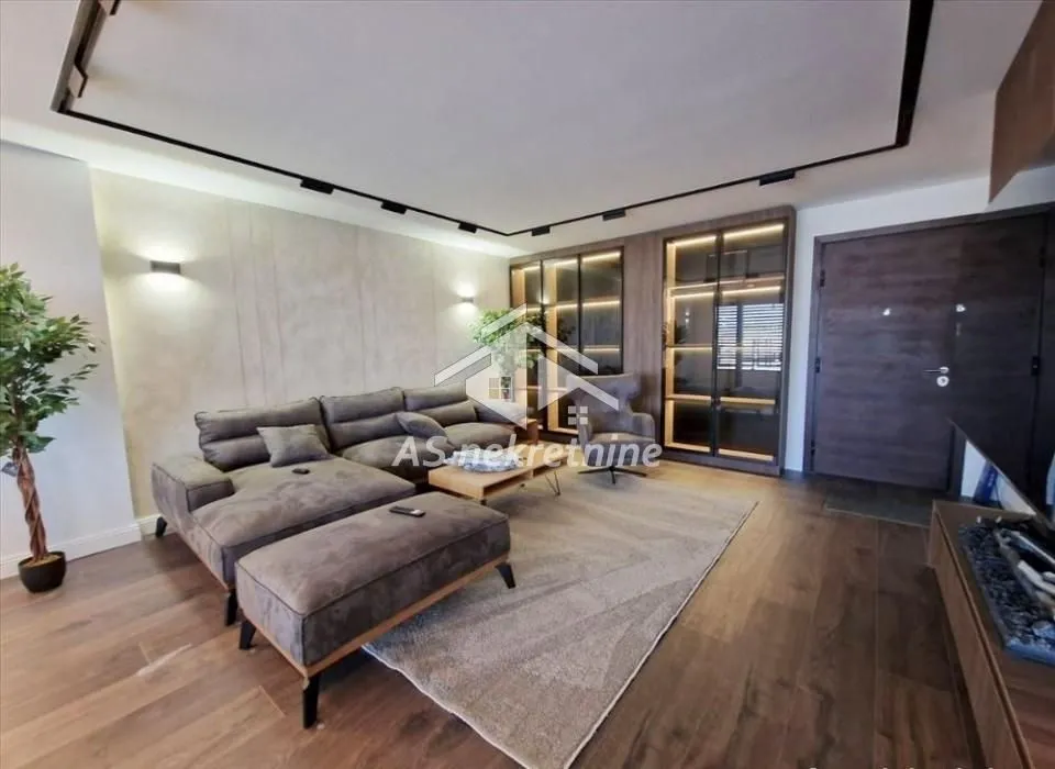 Izdavanje, četvorosoban stan, 200m², Kalenić Pijaca, Vračar Sve Podlokacije