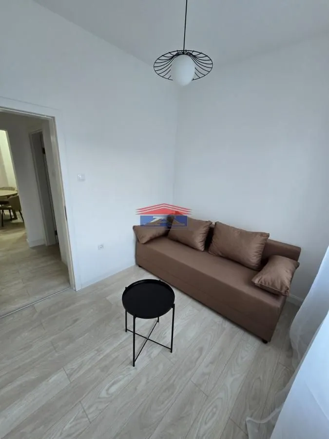 Izdavanje, četvorosoban stan, 69m², Centar, Novi Sad