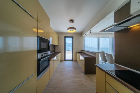 Moderna kuhinja sa žutim elementima i ugrađenom tehnikom. - image 6