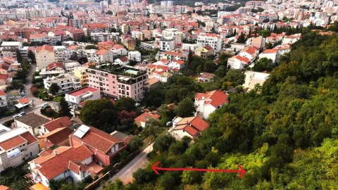 Pogled iz vazduha na gradsko područje i okolne zgrade sa zelenilom. - image 2