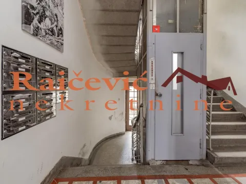 Prodaja, četvorosoban stan, 113m², Centar, Stara Pazova - image 19