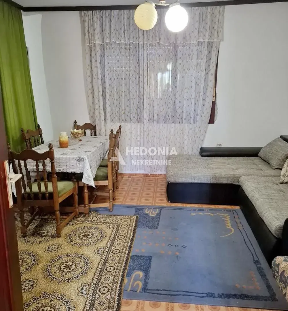 Prodaja, kuća, 176m², Centar, Inđija