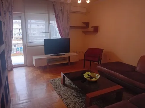 Dnevna soba sa garniturom, klub stolom i televizorom. - image 19