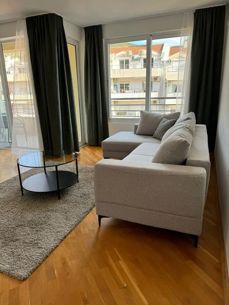 Izdavanje, jednosoban stan, 50m², Budva, Crna Gora