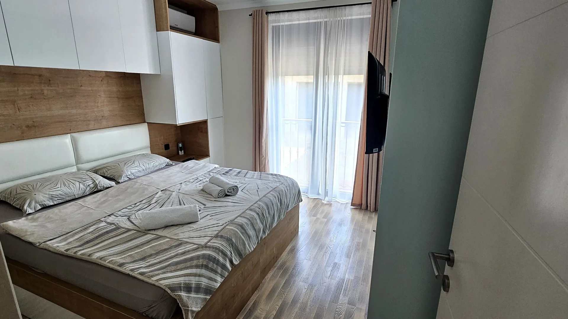 Izdavanje, dvosoban stan, 55m², Kalimanj, Tivat