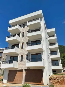 Prednji pogled na novu stambenu zgradu sa bijelom fasadom i balkonima. - image 9