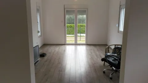Bright empty room with laminate flooring and access to the yard. - image 25