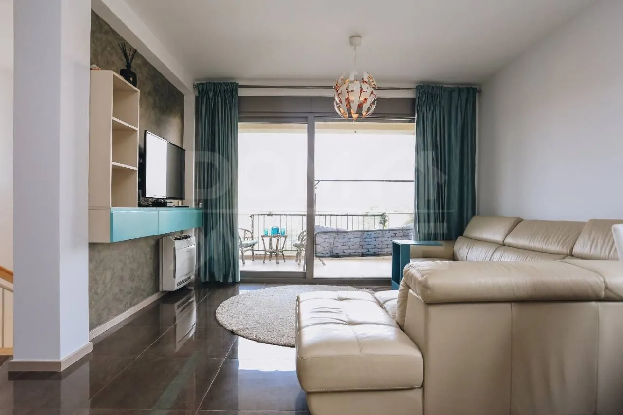 Izdavanje, dvosoban stan, 80m², Tivat, Crna Gora