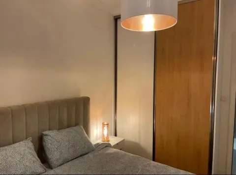 Furnished bedroom with a double bed and a built-in wardrobe. - image 4