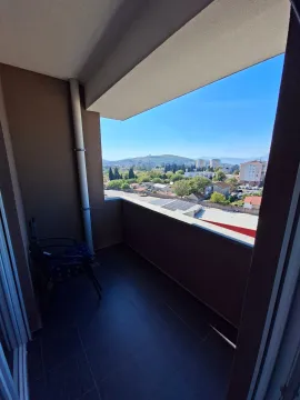 Natkriveni balkon sa pogledom na grad i okolna brda. - image 8