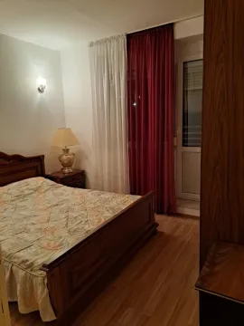 Namještena spavaća soba sa bračnim krevetom, noćnim stočićem i izlazom na terasu. - image 4