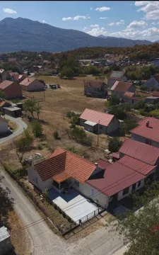 Pogled iz vazduha na kuću sa crvenim krovom i okruženje. - image 5