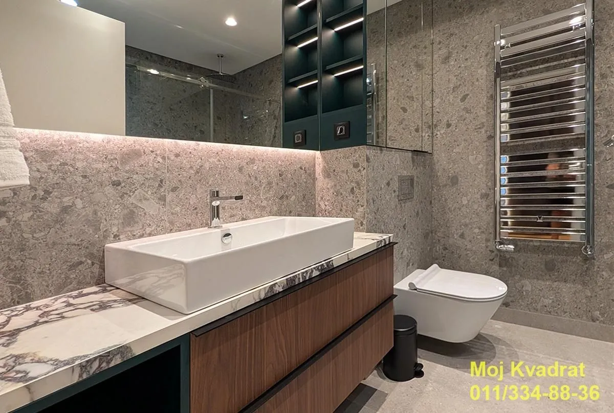 Modern bathroom equipped with a washbasin, built-in cabinetry, and sanitary ware.