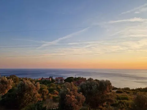 Pogled na more i okolno zelenilo tokom zalaska sunca. - image 4