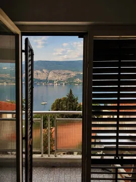 Pogled na more i planine sa balkona. - image 6