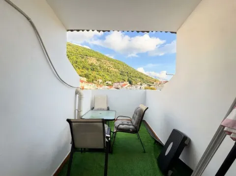 Natkriveni balkon sa garniturom za sjedenje i pogledom na brdo. - image 4
